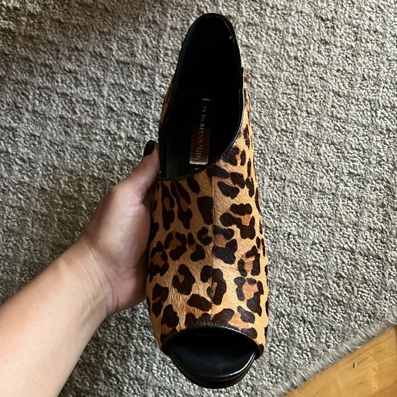 BCBG leopard print heel shoes - Picture 2 of 7